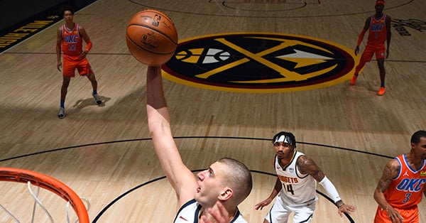 Denver na krilima Jokića slavio protiv OKC: Džoker 27 poena i 12 skokova; Meloun: Zaključao sam ga u kancelariji i tukao ga limenkama...