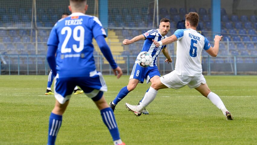 Budućnost na bod od titule, rutinski protiv Dečića