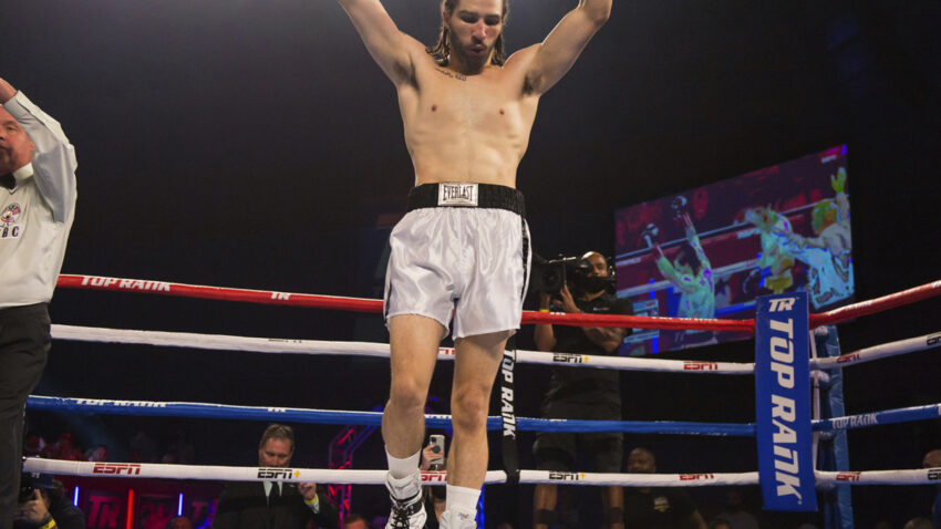 Unuk Muhamed Alija upisao prvu profesionalnu pobjedu