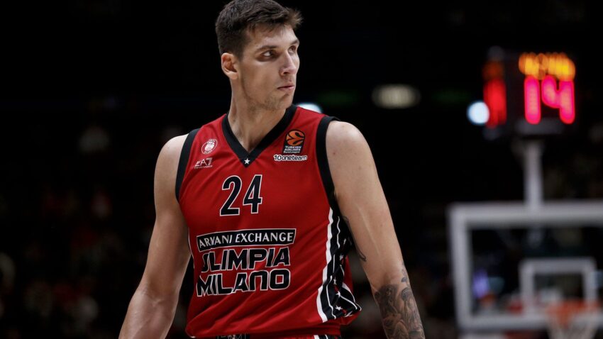 Problemi u Milanu, Mitoglu van terena zbog operacije