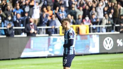 Baloteli nogom čestitao saigraču na pogotku (VIDEO)