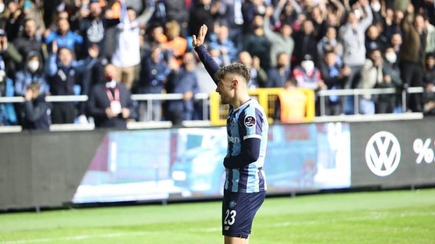 Baloteli nogom čestitao saigraču na pogotku (VIDEO)