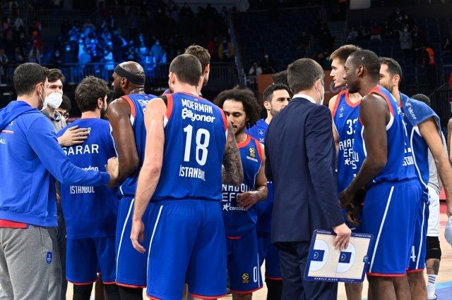 Larkin proradio, Efes nadigrao Albu i ovjerio Top 8