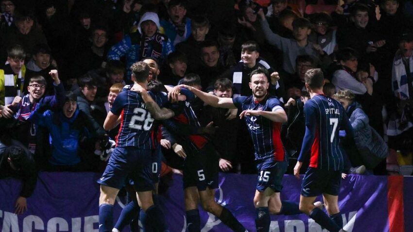 Ros Kaunti do pobjede u gostima, Hibsi u problemu