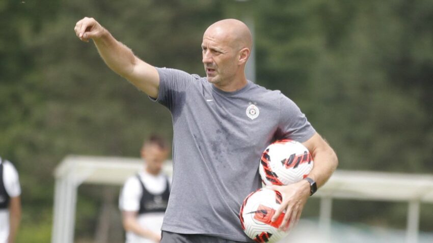 Stolica pojačao tim crno-bijelih