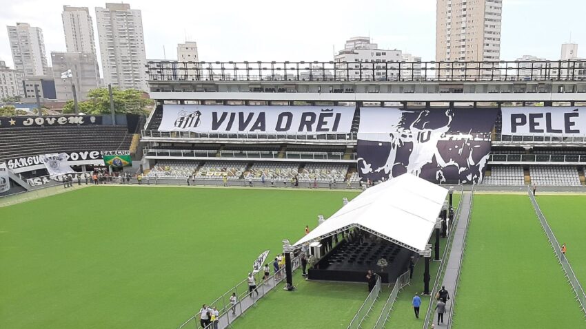 BRAZIL ŠALJE POSLJEDNJE POZDRAVE: Peleov kovčeg je na stadionu Santosa!