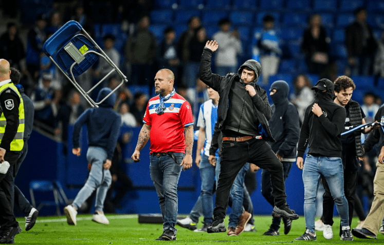 NAVIJAČI ESPANJOLA NEZADOVOLJNI: Uletjeli u teren i prekinuli slavlje najvećeg rivala (VIDEO)