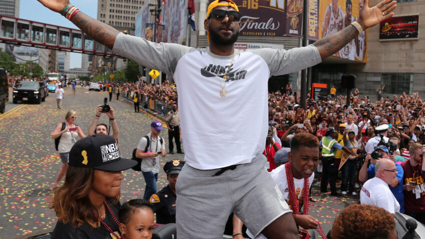 DALAS STVARA VELIKU TROJKU: Irving i Lebron ponovo u istom timu?