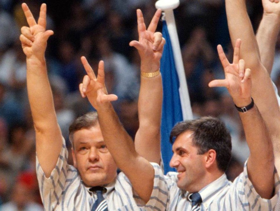 Ivković i Obradović na pobjedničkom postolju 1995. godine, poslije odlaska košarkaša Hrvatske sa podijuma