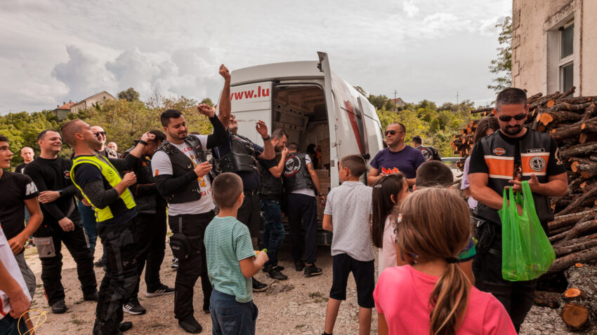 MOTO KLUB FAMILIJA I MERIDIANBET U ZAJEDNIČKOJ AKCIJI: Školski karavan stiže u Mojkovac i Kolašin