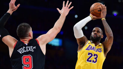 DEJVIS NAMUČIO VUČEVIĆA: Lejkersi umirile Bulse u Los Anđelesu (VIDEO)