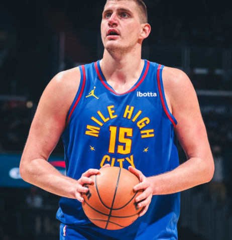 Nikola Jokić izbio ispred Karmela Entonija