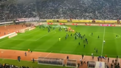 Haos na Poljudu: Navijači Hajduka utrčali na teren, incidenti nastavljeni i van stadiona (VIDEO)