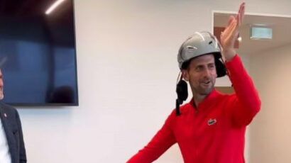 Đoković sa kacigom pred publikom (VIDEO)