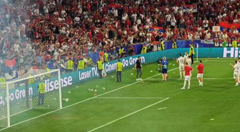 Navijači Srbije otjerali igrače poslije ispadanja (VIDEO)