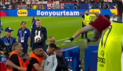 Navijač skočio sa tribine i umalo povrijedio Ronalda (VIDEO)