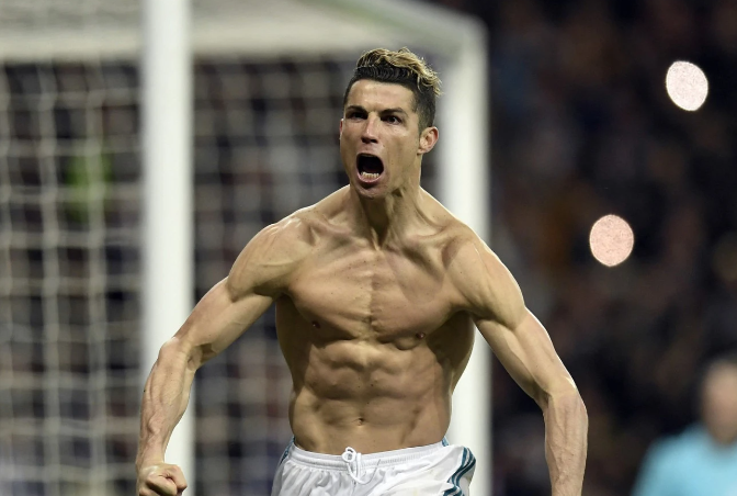 Kristijano Ronaldo dobija posebnu nagradu od UEFA-e