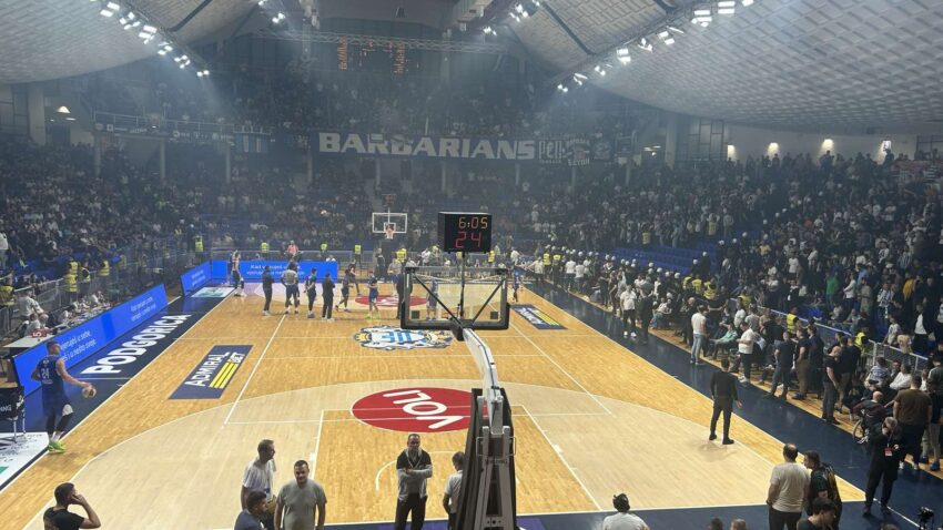 Prekid u "Morači" - sudije i košarkaši Crvene zvezde Meridianbet napustili teren!