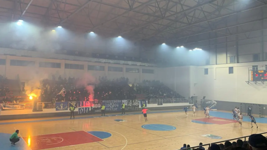Skandal u Beranama - navijači vrijeđali rukometaše Lovćena i gađali ih flašama, pjevalo se Draži! (VIDEO)