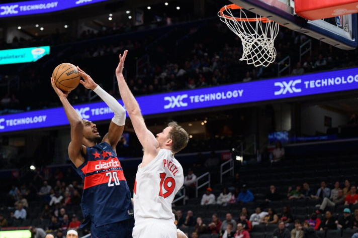 Toronto slavio u glavnom gradu, Dalas raspucan u predgrađu Njujorka