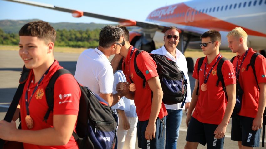 Bronzane "ajkulice" dočekane u Tivtu (FOTO)