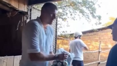 Jokić sa paketom piva proslavlja pobjedu svog konja