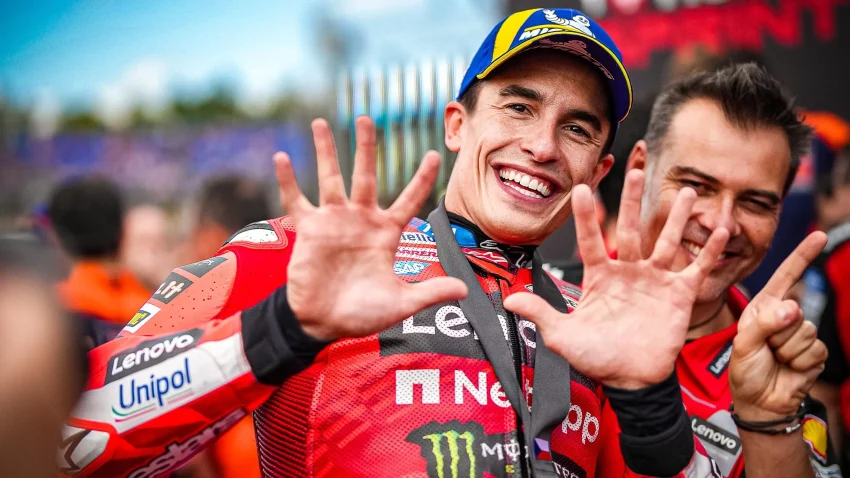 Mark Markes pretekao Akostu u pretposljednjem krugu i zadržao prednost nad bratom