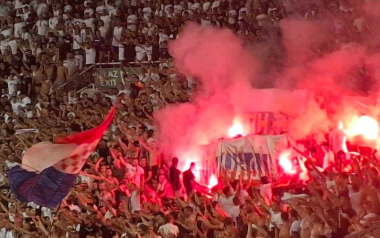 Skandalozno navijanje na Poljudu - zapaljena srpska zastava