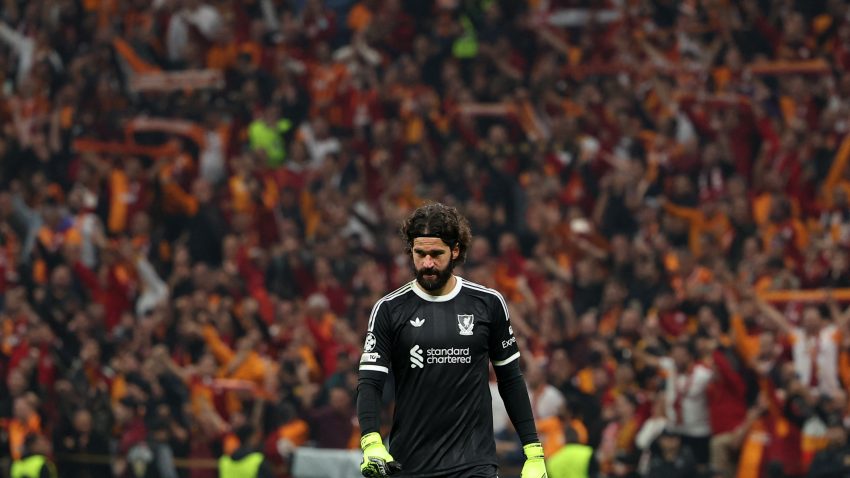 Liverpul izgubio od Galatasaraja i izgubio Alisona za derbi sa Čelsijem, Slot zabrinut