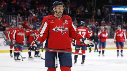 Ovečkin za istoriju: 900. gol u NHL-u – publika na nogama, saigrači u zagrljaju, konfete na ledu