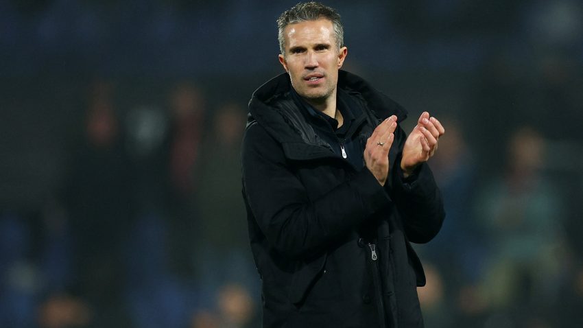 Van Persi morao da objašnjava zašto je na meču Lige Evrope na teren poslao sina