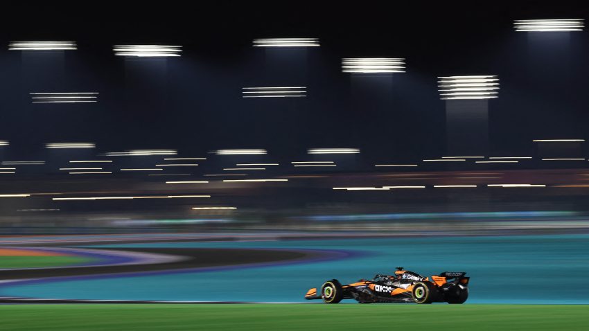 Oskar Pjastri startuje prvi na pisti Lusail