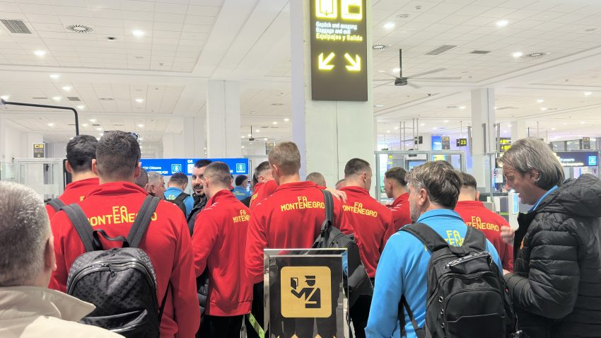Crnogorski fudbaleri stigli na Gibraltar, dočekala ih kiša nakon sedam sati puta