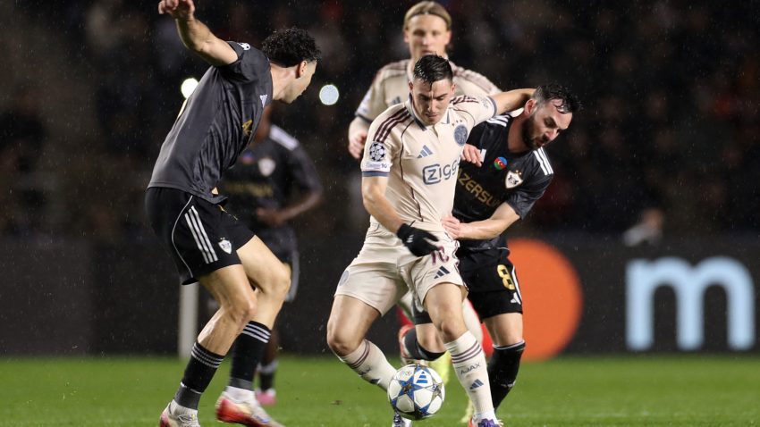 Ajaks preokretom do prve pobjede, "žuta podmornica” nastavlja da tone