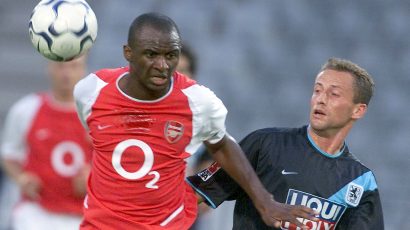 Patrik Vijera – Intrigantna vlažna mrlja na grudima