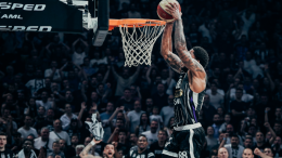 Tajrik Džons oblači crveno-bijeli dres