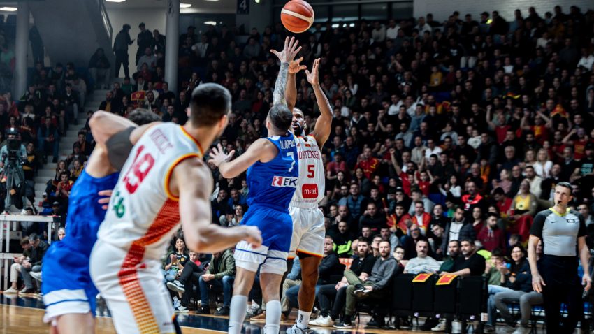 Grčka trojkama osvojila "Moraču"