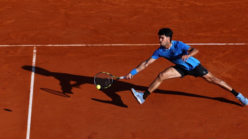 Alkaras se namučio ali stigao do četvrtfinala u Monte Karlu